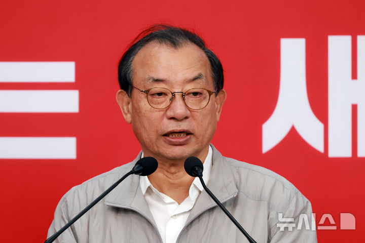 [서울=뉴시스] 고승민 기자 = 이정현 국민의힘 공천관리위원장이 22일 서울 여의도 당사에서 대구시장 경선후보 관련 브리핑을 하고 있다. 2026.03.22. kkssmm99@newsis.com