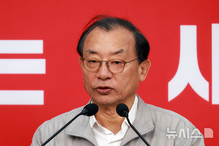 [서울=뉴시스] 고승민 기자 = 이정현 국민의힘 공천관리위원장이 22일 서울 여의도 당사에서 대구시장 경선후보 관련 브리핑을 하고 있다. 2026.03.22. kkssmm99@newsis.com