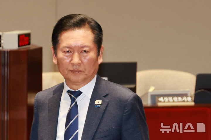 [서울=뉴시스] 고승민 기자 = 정청래 더불어민주당 대표가 22일 서울 여의도 국회에서 열린 의원총회에서 발언 후 자리로 돌아가고 있다. 2026.03.22. kkssmm99@newsis.com