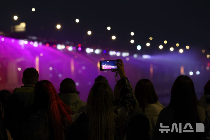 [서울=뉴시스] 김근수 기자 = 지난 22일 저녁 서울 서초구 반포대교에서 방탄소년단(BTS) 음악에 맞춰 달빛무지개분수 뮤직 라이트쇼가 펼쳐지고 있다. 2026.03.22. ks@newsis.com