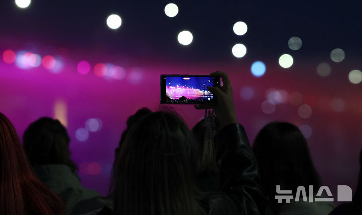 [서울=뉴시스] 김근수 기자 = 22일 저녁 서울 서초구 반포대교에서 방탄소년단(BTS) 음악에 맞춰 달빛무지개분수 뮤직 라이트쇼가 펼쳐지고 있다. 2026.03.22. ks@newsis.com