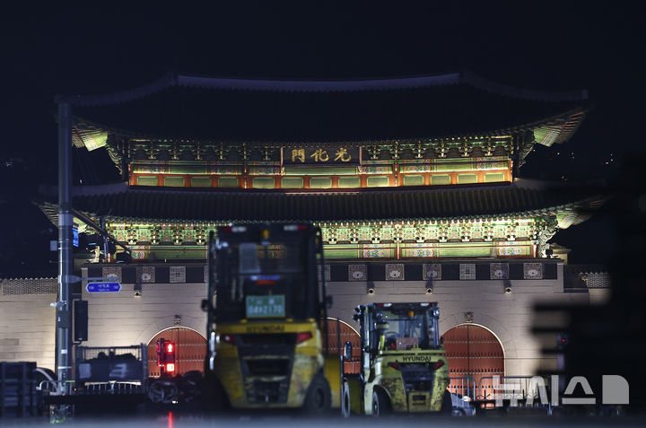 [서울=뉴시스] 김근수 기자 = 22일 저녁 서울 종로구 광화문광장에서 전날 열린 방탄소년단의 'BTS 컴백 라이브 : 아리랑' 공연 무대 철거작업이 진행되고 있다. 2026.03.22. ks@newsis.com