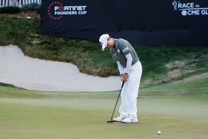 [멘로파크=AP/뉴시스] 김효주가 22일(현지 시간) 미 캘리포니아주 멘로파크 샤론 하이츠 골프&컨트리클럽에서 열린 미국여자프로골프(LPGA) 투어 포티넷 파운더스컵 최종 라운드 18번 홀에서 퍼팅하고 있다. 김효주는 최종 합계 16언더파 272타로 와이어투와이어 우승을 차지하며 투어 통산 8승을 달성했다. 2026.03.23.