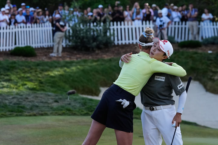[멘로파크=AP/뉴시스] 김효주(오른쪽)가 22일(현지 시간) 미 캘리포니아주 멘로파크 샤론 하이츠 골프&컨트리클럽에서 열린 미국여자프로골프(LPGA) 투어 포티넷 파운더스컵에서 우승한 후 넬리 코르다(미국)와 인사를 나누고 있다. 김효주는 최종 합계 16언더파 272타로 코르다의 맹추격을 1타 차로 뿌리치고 와이어투와이어 우승을 차지했다. 2026.03.23.