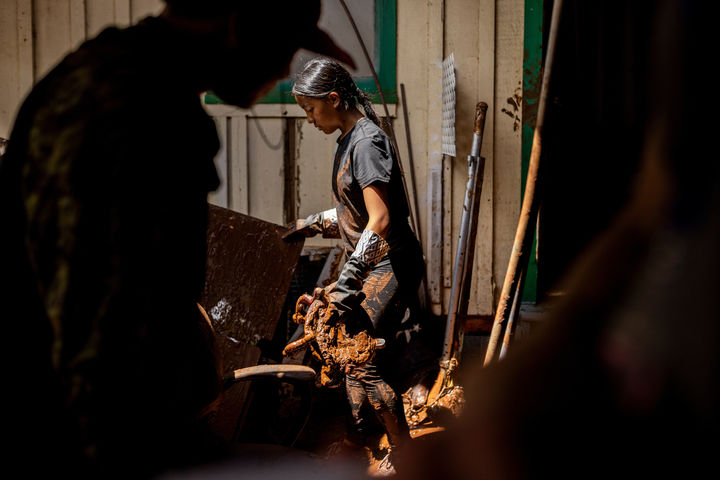 [하와이=AP/뉴시스] 22일(현지 시간) 하와이 할리와 홍수 피해 현장에서 자원봉사자들이 복구 작업을 하고 있다. 2026.03.24.