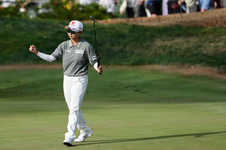 [캘리포니아=AP/뉴시스] 김효주가 22일(현지 시간) 미국 캘리포니아주 멘로파크의 샤론하이츠 골프 앤드 컨트리클럽(파72)에서 열린 미국여자프로골프(LPGA) 투어 포티넷 파운더스컵 최종라운드 14번홀에서 버디 퍼트를 성공한 뒤 기뻐하고 있다. 2026.03.23.