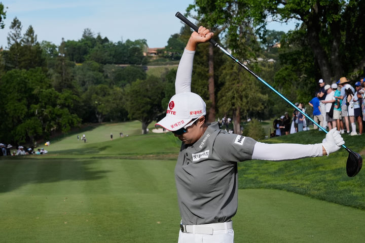 [멘로파크=AP/뉴시스] 김효주가 22일(현지 시간) 미 캘리포니아주 멘로파크 샤론 하이츠 골프&컨트리클럽에서 열린 미국여자프로골프(LPGA) 투어 포티넷 파운더스컵 최종 라운드 15번 홀 티샷에 앞서 어깨를 풀고 있다. 김효주는 최종 합계 16언더파 272타로 와이어투와이어 우승을 차지하며 투어 통산 8승을 달성했다. 2026.03.23.