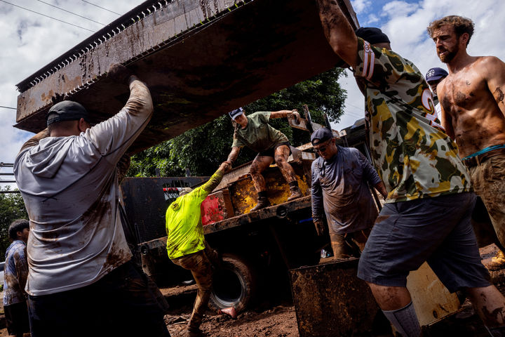 [할레이와=AP/뉴시스] 22일(현지 시간) 미 하와이주 할레이와에서 자원봉사자들이 홍수 피해 가옥 잔해를 정리하고 있다. 조시 그린 하와이 주지사는 "이번 홍수가 지난 20년간 발생한 가장 큰 규모의 홍수"라며 피해 규모가 10억 달러를 웃돌 수 있다고 밝혔다. 2026.03.23.