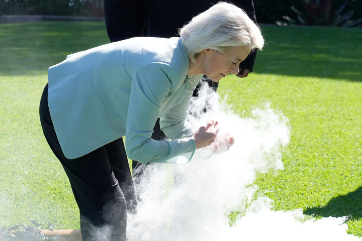 [시드니=AP/뉴시스] 우르술라 폰데어라이엔 유럽연합(EU) 집행위원장이 23일(현지 시간) 호주 시드니의 샘 모스틴 총독(영국 국왕 대리자) 관저인 애드미럴티 하우스에서 원주민 전통 정화 의식을 행하고 있다. 2026.03.23.