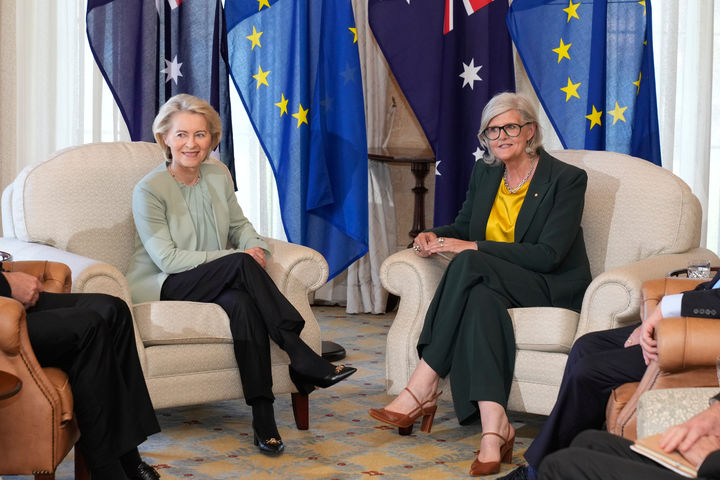 [시드니=AP/뉴시스] 우르술라 폰데어라이엔(왼쪽) 유럽연합(EU) 집행위원장이 23일(현지 시간) 호주 시드니의 총독(영국 국왕 대리자) 관저인 애드미럴티 하우스에서 샘 모스틴 총독을 예방하고 있다. 2026.03.23.