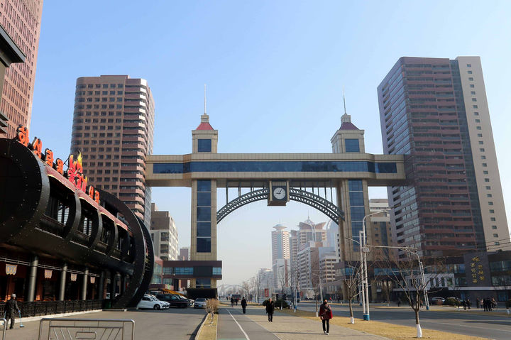 [평양=AP/뉴시스] 지난 3월 23일 북한 평양 화성거리를 시민들이 걸어가고 있다. 2026.06.09.