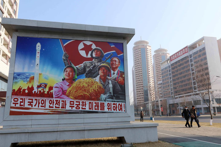 [평양=AP/뉴시스] 23일 북한 평양 화성지구에서 주민들이 대형 선전물이 설치된 거리를 걷고 있다. 2026.03.23.