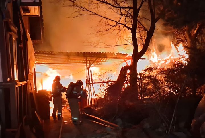 [영주=뉴시스] 경북 영주시 고현동 창고 화재를 진화하고 있다. (사진=영주시 제공) 2026.03.23. photo@newsis.com *재판매 및 DB 금지