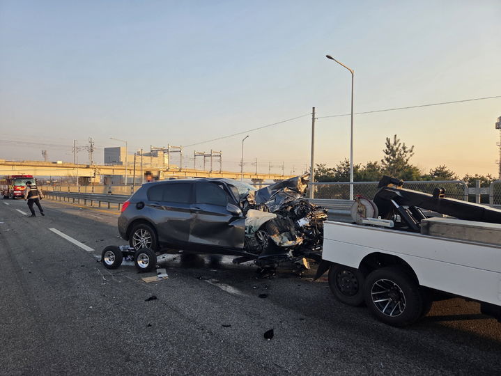[당진=뉴시스] 지난 22일 오후 5시24분께 충남 당진시 합덕읍 신석리 연호교차로에서 BMW 승용차까지 충돌해 3시리즈 차량이 앞부분이 크게 부서졌다. (사진=당진소방서 제공) 2026.03.23. photo@newsis.com *재판매 및 DB 금지