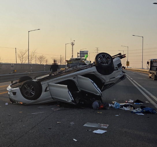[당진=뉴시스] 지난 22일 오후 5시24분께 충남 당진시 합덕읍 신석리 연호교차로에서 BMW 승용차까지 충돌해 1시리즈 차량이 전복됐다. (사진=당진소방서 제공) 2026.03.23. photo@newsis.com *재판매 및 DB 금지