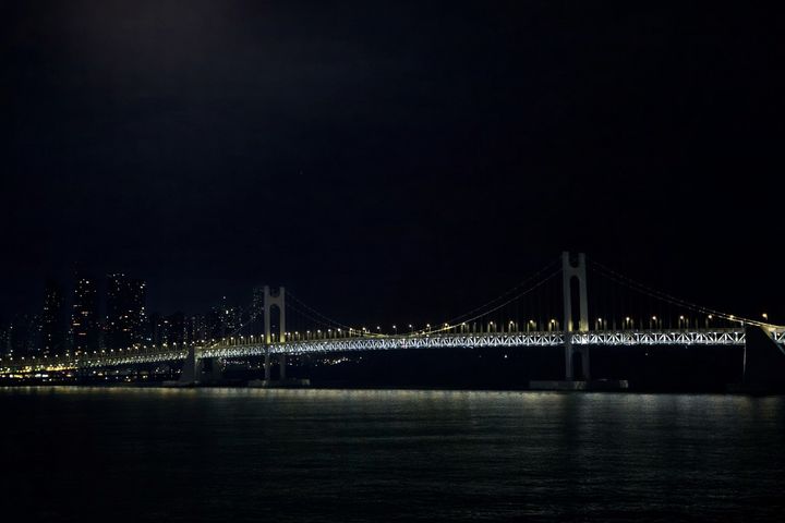 [부산=뉴시스] 광안대교 소등 (사진=부산시설공단 제공) 2026.03.23. photo@newsis.com *재판매 및 DB 금지