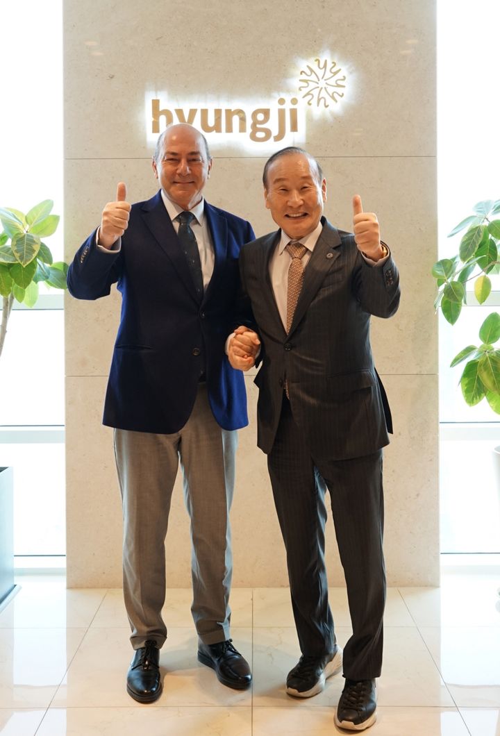 [서울=뉴시스] 최병오(오른쪽) 패션그룹형지 회장과 젬 알탄 전 국제의류연맹 회장. (사진=패션그룹형지 제공) *재판매 및 DB 금지