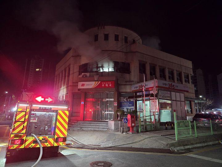 [천안=뉴시스] 23일 오전 1시17분께 충남 천안시 동남구 신부동 우체국 2층 관사에서 불이 나 소방당국이 진화에 나서고 있다. (사진=천안동남소방서 제공) 2026.03.23. photo@newsis.com *재판매 및 DB 금지