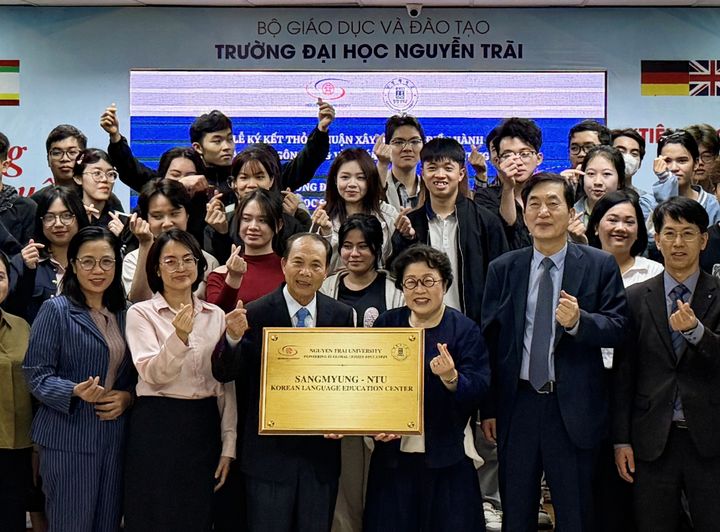 [서울=뉴시스] 상명대 방문단과 베트남 응우옌짜이대 관계자들이 20일 협약식에서 기념 촬영을 하고 있다. (사진=상명대 제공) 2026.03.23. photo@newsis.com *재판매 및 DB 금지