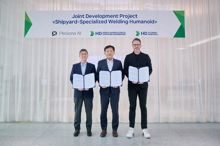 [서울=뉴시스] (왼쪽부터) 송영훈 HD현대로보틱스 솔루션개발부문장, 이동주 HD한국조선해양 제조혁신연구소 부문장, 닉 래드포드 페르소나 AI 최고경영자(CEO)가 경기도 판교 HD현대글로벌R&D센터에서 기념 촬영하는 모습. (사진=HD현대) 2026.03.23 photo@newsis.com *재판매 및 DB 금지 *재판매 및 DB 금지