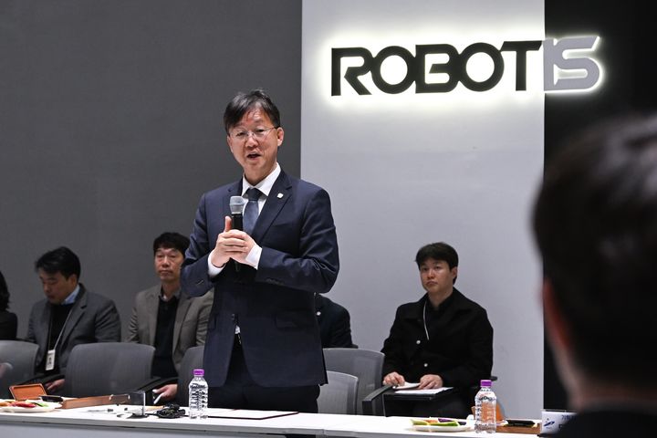 [안산=뉴시스] 이민근 경기 안산시장이 20일 서울 로보티즈 본사에서 기업설명회를 열고 안산시의 로봇 산업 인프라에 대해 소개하고 있다.(사진=안산시 제공) 02026.03.23. photo@newsis.com *재판매 및 DB 금지