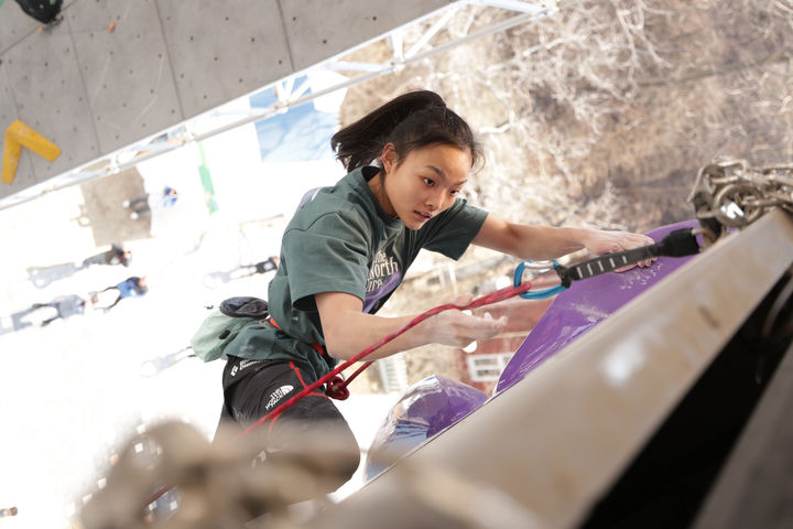 [서울=뉴시스] 서채현이 22일 전북 군산의 군산클래이밍센터에서 열린 제46회 전국 스포츠클라이밍 선수권대회 리드 여자 일반부 결승에서 완등을 하고 있다. (사진=대한산악연맹 제공) 2026.03.22. *재판매 및 DB 금지