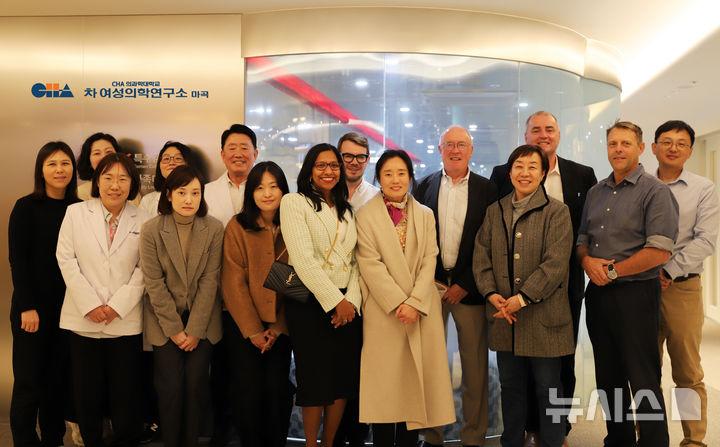 [서울=뉴시스] 'CAPA-IVM 글로벌 워크숍' 참석자들이 마곡차병원에서 단체사진을 찍고 있다. (사진= 차병원 제공)