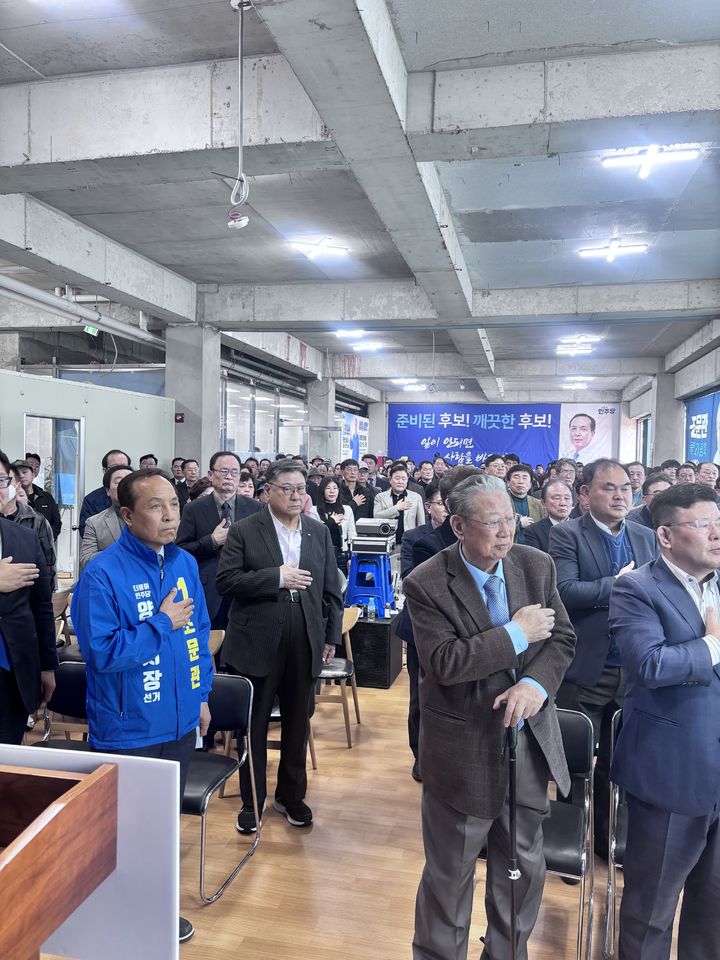 [양산=뉴시스] 더불어민주당 조문관 양산시장 예비후보가 양산을 부산·울산·경만(부울경) 중심도시로 세우겠다는 포부로 선거사무소 개소식을 하고 있다. (사진=조문관 선거사무실 제공) 2026.03.23. photo@newsis.com *재판매 및 DB 금지