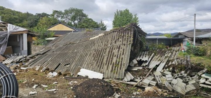 [수원=뉴시스] 훼손·방치된 석면 슬레이트 지붕. (사진=경기도 제공) 2026.03.23. photo@newsis.com *재판매 및 DB 금지