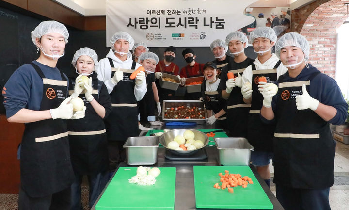 지난 22일 서울 용산구에 위치한 공유주방 '레거시 키친'에서 현대그린푸드 조리사와 서울외국인학교 봉사동아리 ‘그로우앤기브(Grow&give)’ 소속 학생들, 그리고 코리아레거시 직원들이 저소득층 노인 가구와 노인무료급식소 등에 전달할 갈비찜 도시락을 만들고 있는 모습. (사진=현대그린푸드 제공) *재판매 및 DB 금지