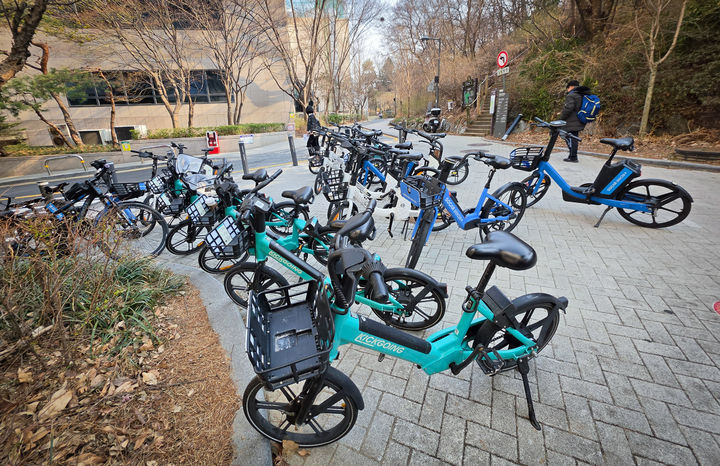 [뉴시스] 통행을 방해하고 있는 전기자전거들의 모습. (사진=서초구 제공) *재판매 및 DB 금지