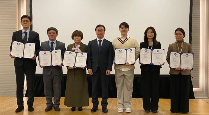 [서울=뉴시스] 외국인환자 유치의료기관 평가·인증을 받은 기관 관계자들이 기념촬영을 하는 모습 (사진=한국보건산업진흥원 제공) 2026.03.23. photo@newsis.com *재판매 및 DB 금지