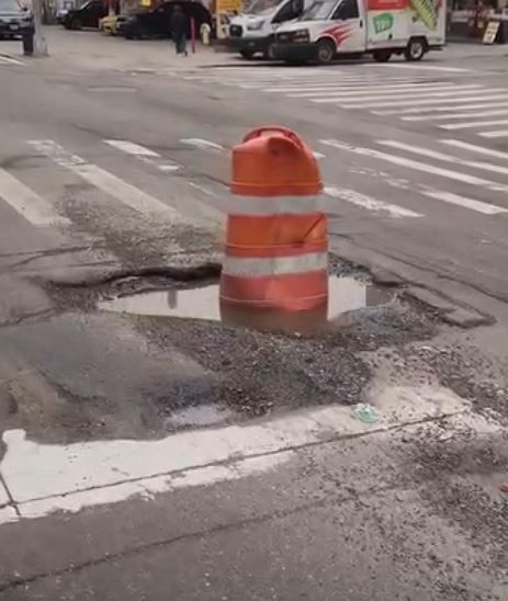 [서울=뉴시스] 미국 뉴욕에서 포트홀 신고가 급증하여 시가 집중 보수 작업에 들어갔다. (사진=인스타그램 @rio_manhattan_ 계정 캡처)