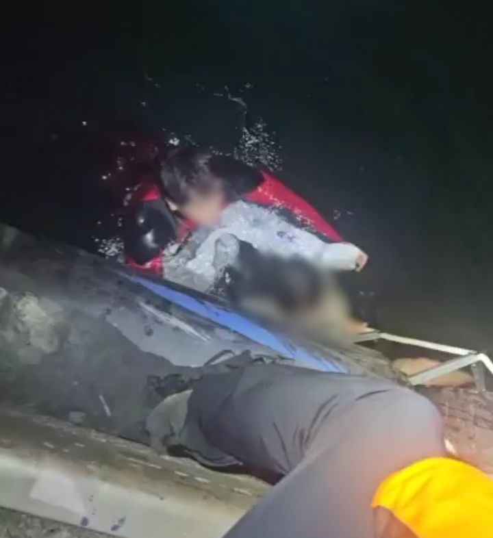 [울산=뉴시스] 22일 오후 울산 동구 방어동 남진항 은근 해상에서 20대 남녀 2명이 물에 빠져 해경이 구조 작업 중이다. (사진=울신해경 제공) 2026.03.23. photo@newsis.com *재판매 및 DB 금지