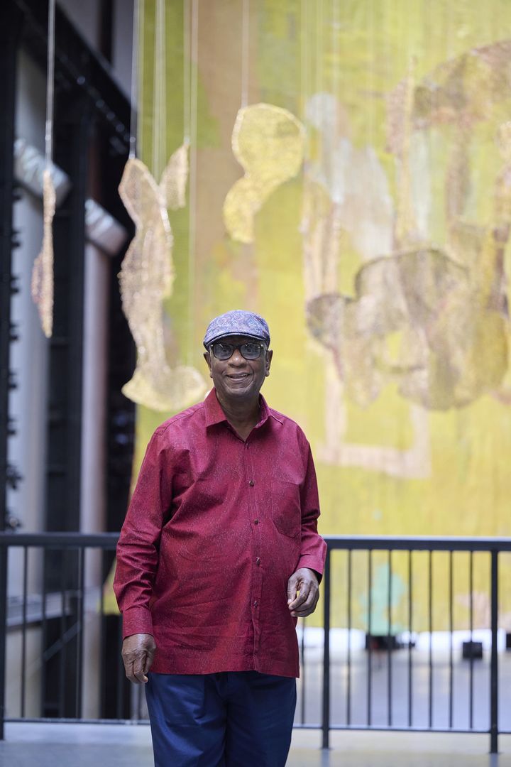 El Anatsui, Hyundai Commission El Anatsui_Behind the Red Moon, 2023, © El Anatsui. Courtesy El Anatsui Studio_ *재판매 및 DB 금지