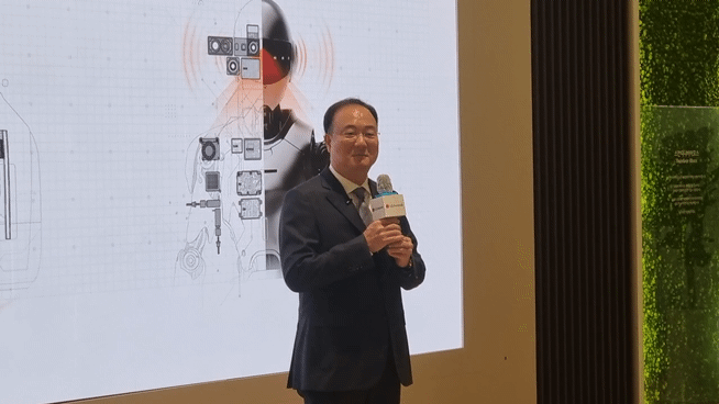 [서울=뉴시스]이지용 기자 = 문혁수 LG이노텍 대표이사 사장이 23일 서울 강서구 마곡 LG사이언스파크 본사에서 취재진을 만나 질의응답을 하고 있다. 2026.03.23. leejy5223@newsis.com *재판매 및 DB 금지