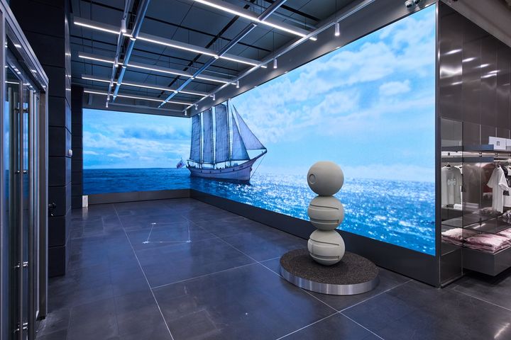 [서울=뉴시스] 하이브 용산 사옥 1층 팝업스토어에 설치된 대형 미디어월과 조형물. (사진 = 하이브 제공) 2026.03.23. photo@newsis.com *재판매 및 DB 금지