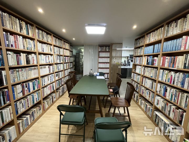 [전주=뉴시스]윤난슬 기자 = 전북 전주시는 23일 덕진구 태진로에 위치한 문화사학자 신정일 이사장의 자택에서 '제1호 전주시민서가 지정 및 업무협약식'을 열었다고 밝혔다. (사진=전주시 제공) 2026.03.23. photo@newsis.com 