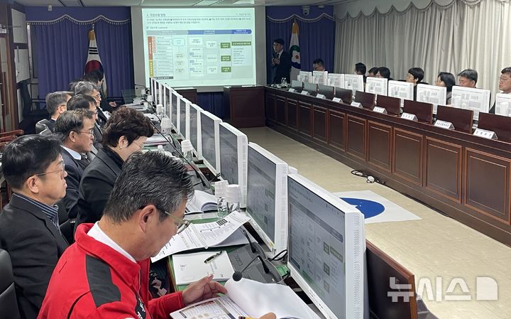 [영동=뉴시스] 충북 영동군이 23일 오전 군청 상황실에서 조직진단 용역 착수보고회를 열고 있다. 군수·부군수, 간부 공무원, 연구용역 수행기관(중앙경영연구원) 책임자들이 연구용역 방향 등을 논의하고 있다. (사진=영동군 제공) 2026.03.23. photo@newsis.com *재판매 및 DB 금지
