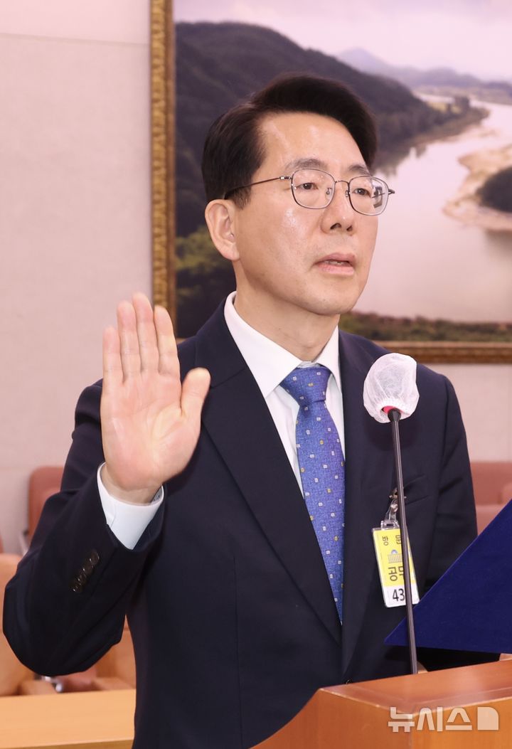 [서울=뉴시스] 조성봉 기자 = 황종우 해양수산부 장관 후보자가 23일 오전 서울 여의도 국회 농림축산식품해양수산위원회에서 열린 인사청문회에서 선서를 하고 있다. 2026.03.23. suncho21@newsis.com