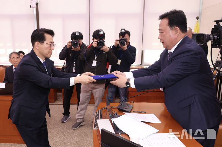 [서울=뉴시스] 조성봉 기자 = 황종우 해양수산부 장관 후보자가 23일 오전 서울 여의도 국회 농림축산식품해양수산위원회에서 열린 인사청문회에서 선서문을 어기구 위원장에게 제출하고 있다. 2026.03.23. suncho21@newsis.com