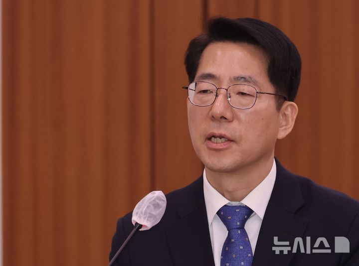 [서울=뉴시스] 조성봉 기자 = 황종우 해양수산부 장관 후보자가 23일 오전 서울 여의도 국회 농림축산식품해양수산위원회에서 열린 인사청문회에서 모두 발언을 하고 있다. 2026.03.23. suncho21@newsis.com