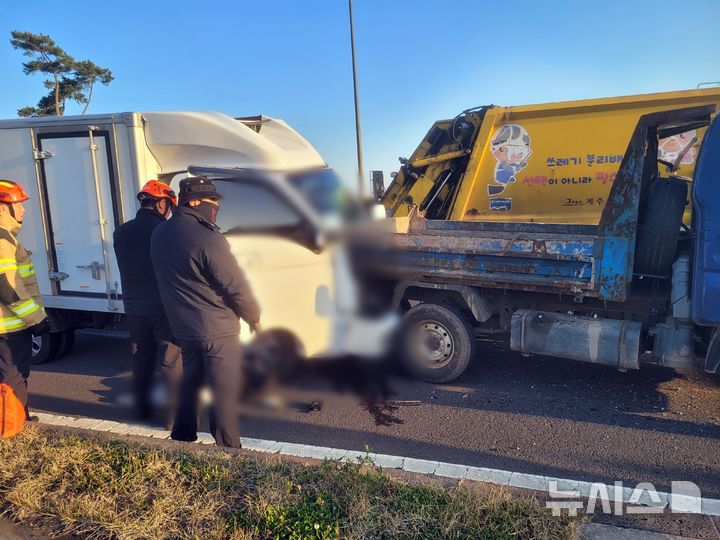 [제주=뉴시스] 23일 오전 제주시 조천읍 소재 도로에서 차량 사고가 발생해 소방당국이 탑승자 구조에 나서고 있다. (사진=제주소방안전본부 제공) 2026.03.23. photo@newsis.com
