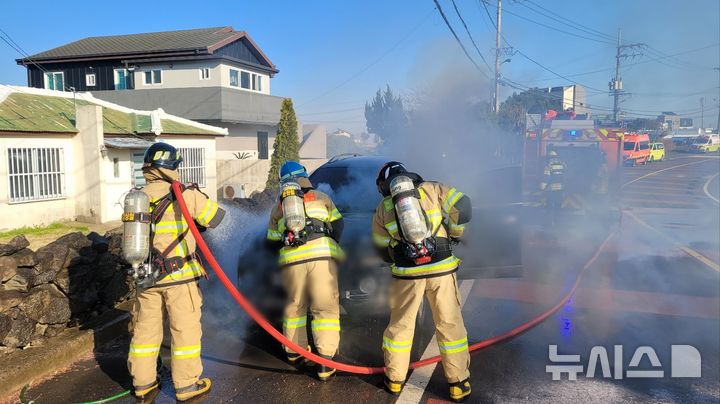 [제주=뉴시스] 23일 오전 제주시 봉개동 소재 도로에서 차량 화재가 발생해 소방당국이 진화에 나서고 있다. (사진=제주소방안전본부 제공) 2026.03.23. photo@newsis.com 