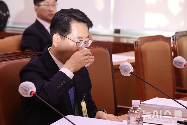 [서울=뉴시스] 조성봉 기자 = 황종우 해양수산부 장관 후보자가 23일 오전 서울 여의도 국회 농림축산식품해양수산위원회에서 열린 인사청문회에서 물을 마시고 있다. 2026.03.23. suncho21@newsis.com