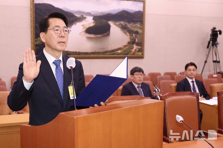 [서울=뉴시스] 조성봉 기자 = 황종우 해양수산부 장관 후보자가 23일 오전 서울 여의도 국회 농림축산식품해양수산위원회에서 열린 인사청문회에서 선서를 하고 있다. 2026.03.23. suncho21@newsis.com