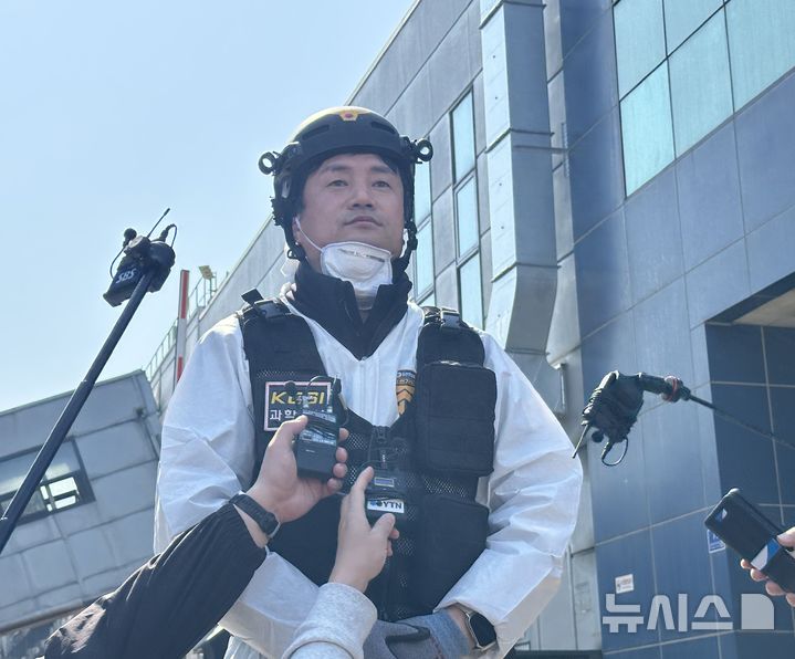 [대전=뉴시스] 김도현 기자 = 23일 오전 74명의 사상자를 낸 대전 대덕구 문평동 안전공업 공장 앞에서 합동감식이 시작되기 전 대전경찰청 강재석 과학수사계장이 취재진 질문에 답하고 있다. 2026.03.23. kdh1917@newsis.com