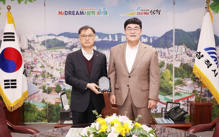 [세종=뉴시스]임경규 남부발전 삼척빛드림본부장(왼쪽)이 지난 20일 박상수 삼척시장(오른쪽)으로부터 ‘삼척시 표창’을 전달받은 뒤, 기념촬영을 하고 있다.(사진=한국남부발전 제공) *재판매 및 DB 금지