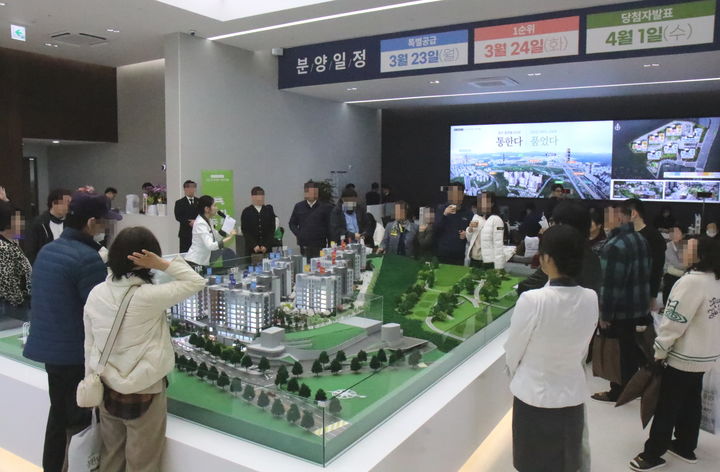 [서울=뉴시스] '용인 플랫폼시티 라온프라이빗 아르디에' 견본주택에 예비 청약자들이 몰려있다. (출처=라온건설) 2026.03.23. photo@newsis.com *재판매 및 DB 금지