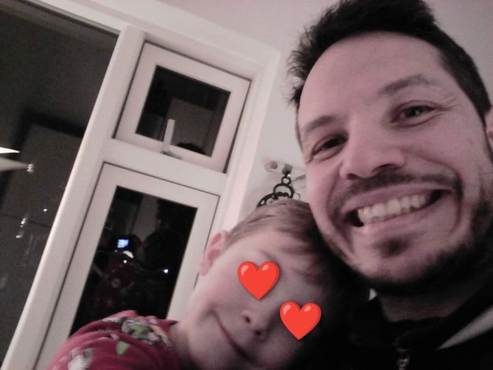 [서울=뉴시스] 아이슬란드에 거주하는 프랑스 국적 남성 알렉상드르 로샤가 11세 아들의 성전환 수술에 반대했다가 양육권을 잃었다. (사진=고펀드미)